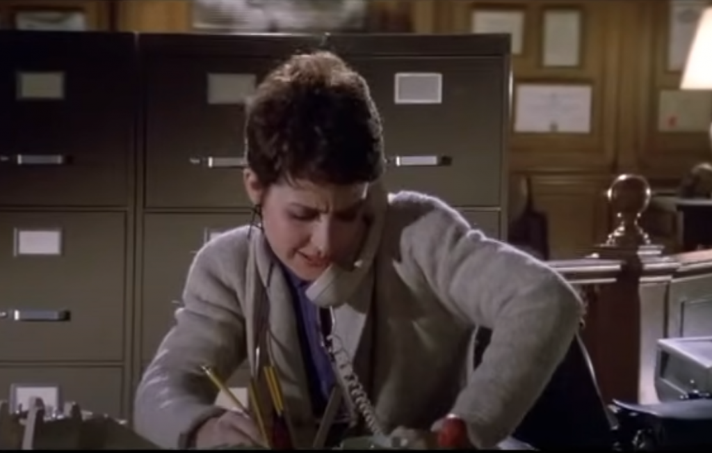 Jeanine des Ghostbusters qui répond à un client et ouvre une nouvelle affaire